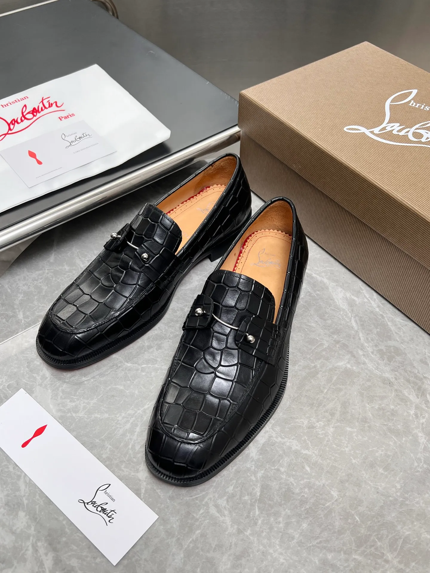 [CL red sole] Top P: 900💰 Number of yards: 39~44 (38.4546. Customized, non-refundable) CL new men's formal shoes Loaf leather shoes Christia* Loubouti* red sole shoes The red sole is luxurious and elegant, reshaping the style boundary of casual formal wear. It is extremely innovative in material selection, and creates a rich visual and tactile experience through the collision of different materials! Made of top-grade calfskin/glossy patent leather/spliced ​​technical fabric in contrasting colors. The upper is stitched by hand with fine and even stitching. It is based on the square-toe loafer shoe shape, with neat and elegant lines, which fits the toughness of men's wear. The upper is embellished with metal rivets, injecting individual details into classic loafers, breaking the mediocrity of casual shoes, and giving a concrete expression of "low-key luxury". From the original color/red cowhide lining inside the shoe to the instantly recognizable red sole, the "red sole" is not only the brand's visual identity, but also a "luxury codeword" when walking. The red sole exposed inadvertently conveys taste and identity instantly. From the innovative splicing of materials, to the personalized fusion of design, to the ingenious inheritance of craftsmanship, the Christian Louboutin men's loafer series is not only a pair of casual shoes, but also a "yuppie style" dressing weapon for men. Whether it is a casual business meeting or a casual look for daily travel, it can help you become a unique and stylish man in every occasion with its "red Loaf" attitude.